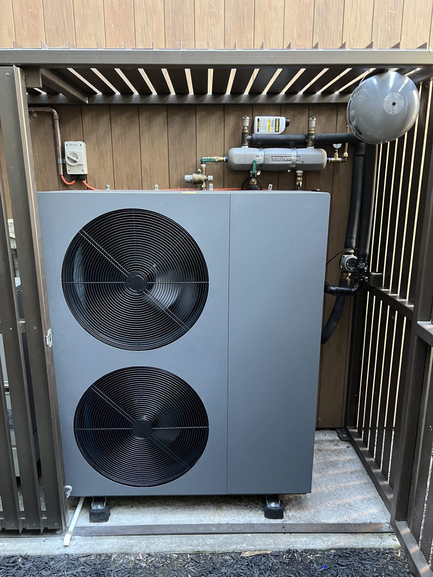 Three phase Wiseliving hydronic heat pump 